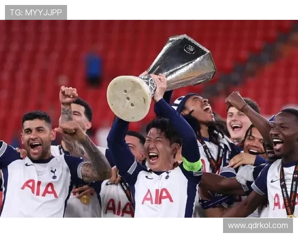 欧足联颁奖典礼乌龙不断罗梅罗孙兴慜无奖牌举杯成尴尬焦点